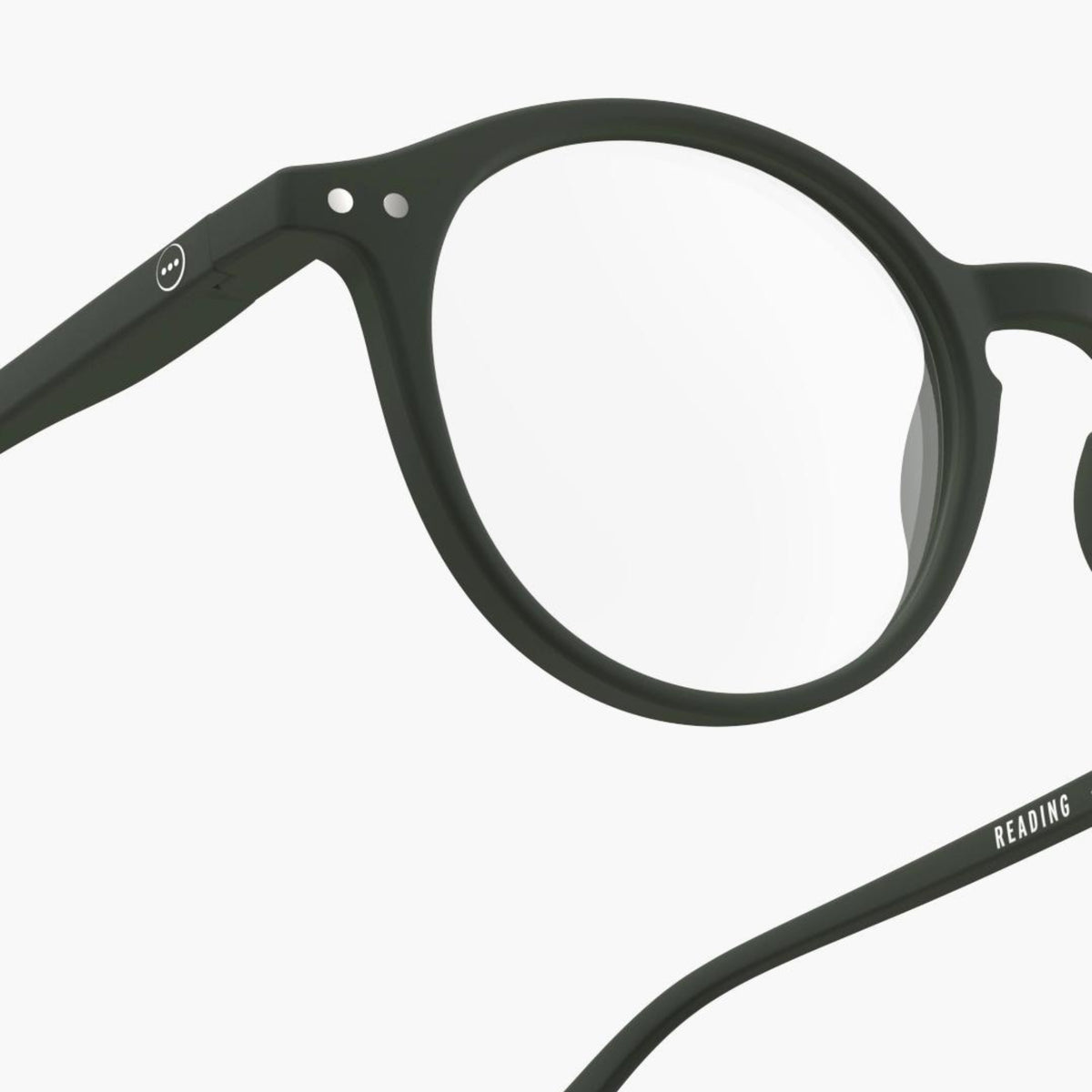 Close-up van de unisex Izipizi Leesbril #D Khaki van Izipizi, met heldere glazen, een matte kaki afwerking, zilveren accenten bij de scharnieren en "READING" gedrukt op de binnenkant van de Temple Arm.