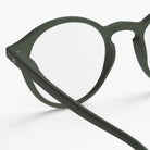 Close-up van Izipizi Leesbril #D Khaki van Izipizi, met de voor- en zijarm tegen een witte achtergrond. Deze unisex ronde leesbril heeft een minimalistisch, modern ontwerp.