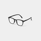 De Izipizi Leesbril #E Zwart van Izipizi heeft een zwart montuur en heldere glazen op een witte achtergrond - een stijlvolle unisex leesbril die perfect is voor elke look.