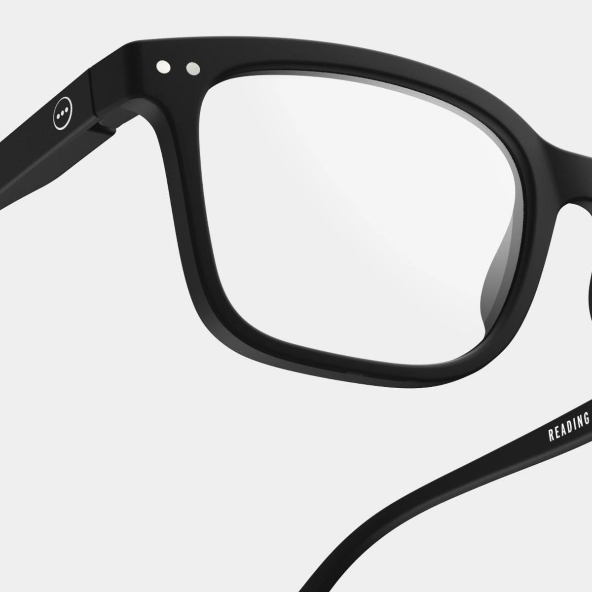 Close-up van de Izipizi Leesbril #L Zwart van Izipizi-zwarte rechthoekige leesbril met heldere glazen, gedetailleerd montuur en LEESbril op de arm; perfect als leesbril voor presbyopie en qua stijl vergelijkbaar met andere brillen van Izipizi.