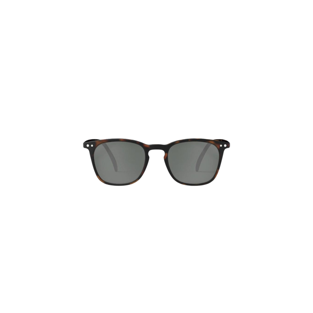 De Izipizi Zonnebril Sterkte #E Tortoise van Izipizi is een stijlvolle unisex rechthoekige zonnebril met donkere UV-beschermende glazen en een chique tortoiseshell bruin montuur, getoond op een effen witte achtergrond.