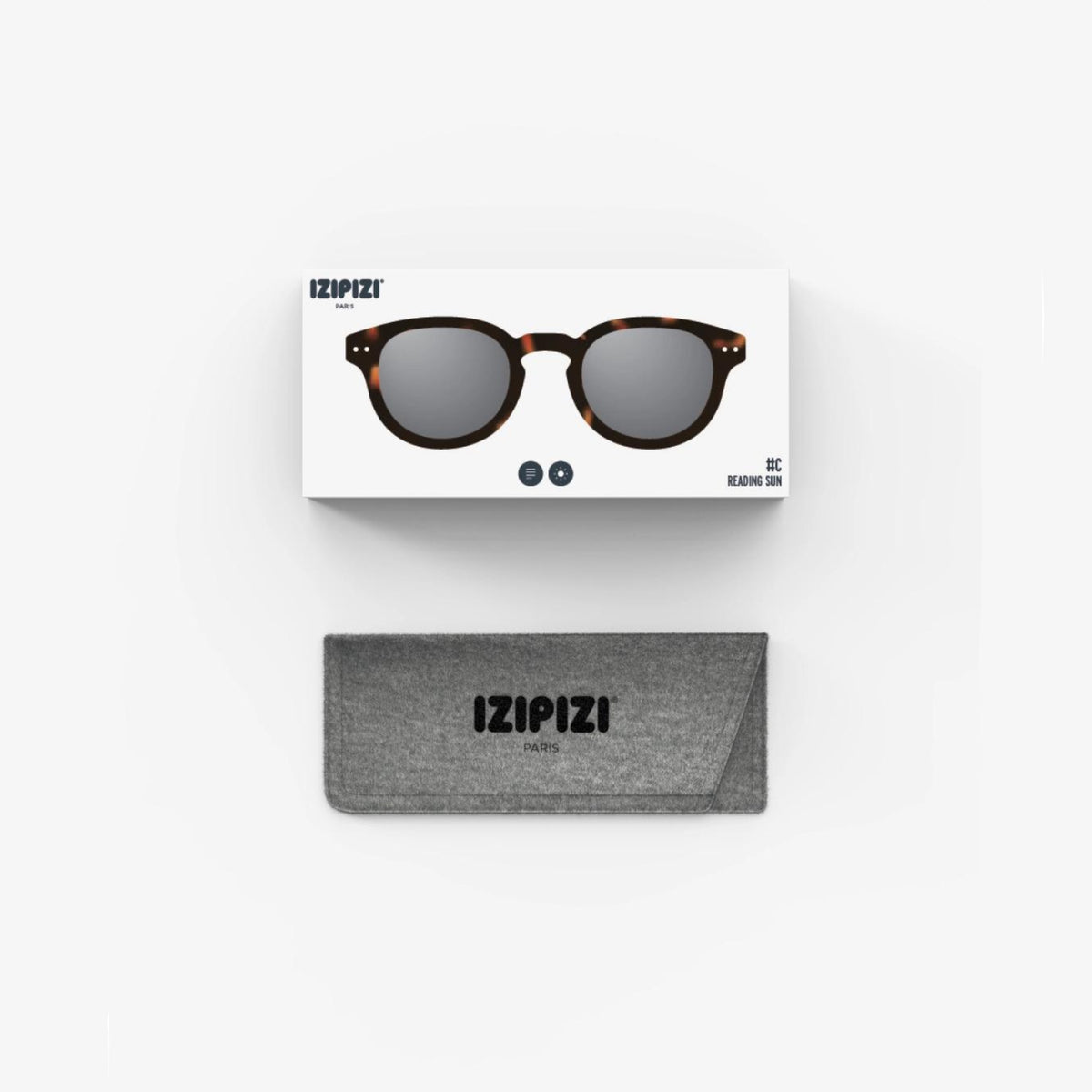 Een doosje met de Izipizi Zonnebril Sterkte #C Tortoise en Izipizi branding zit boven een grijze softcase met IZIPIZI erop gedrukt, beide op een witte achtergrond. Deze unisex zonnebril biedt UV-bescherming.