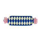 De &Klevering Goody Bord 33/9 van &Klevering is een bord van keramiek in de vorm van een ingepakt snoepje, met een blauw en crèmekleurig ruitpatroon en roze ruches aan de uiteinden - ideaal als kleurrijk servies voor een speelse tafelsetting.