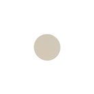 Een kleine, lichtbeige cirkel met een textuur van gerecycled leer is gecentreerd op een effen witte achtergrond en weerspiegelt de kalme elegantie van de Lind DNA Serene Onderzetter Rond Crème D10.