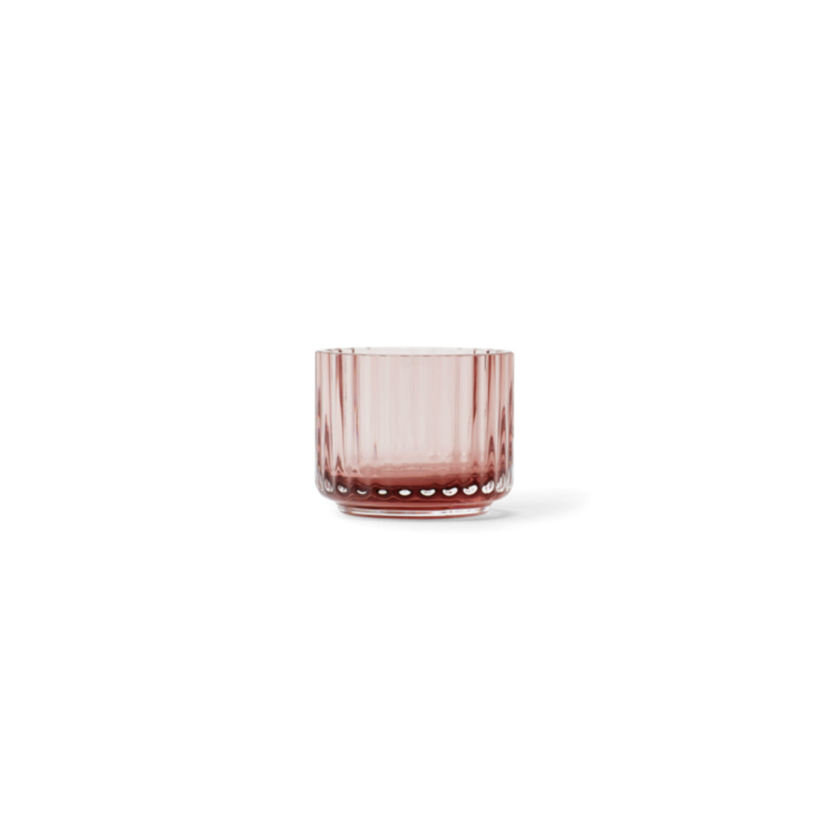 De Lyngby Porcelaen Theelichthouder Bordeaux van Lyngby Porcelaen is een kleine, transparante roze votief met verticale richels en een gestructureerde basis, afgebeeld in het midden op een effen witte achtergrond.