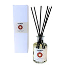 De Matriks Fragrances-geurverspreider Oakwood Embers 200 ml bestaat uit een heldere glazen fles met zwarte rietstokjes, gevuld met de lichte Oakwood Embers-vloeistof, en wordt geleverd in een hoge witte doos; beide zijn voorzien van het hoogwaardige Matriks Fragrances-label.