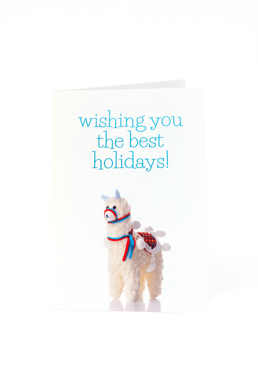 De Matriks Kerst- en Nieuwjaarskaart Wishing You the Best Holidays van Matriks heeft een pluchen lama met een feestelijk zadel en harnas, plus blauwe tekst erboven met de tekst "Wishing you the best holidays!" - een unieke vakantiekaart voor je groeten.
