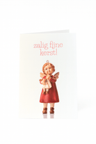 Op de Matriks Kerstkaart Zalige Fijne Kerst! van Matriks staat een engel in een rode jurk die een paddenstoel vasthoudt en de Nederlandse tekst "zalig fijne kerst!" erboven - perfect om feestelijke vrolijkheid te sturen.