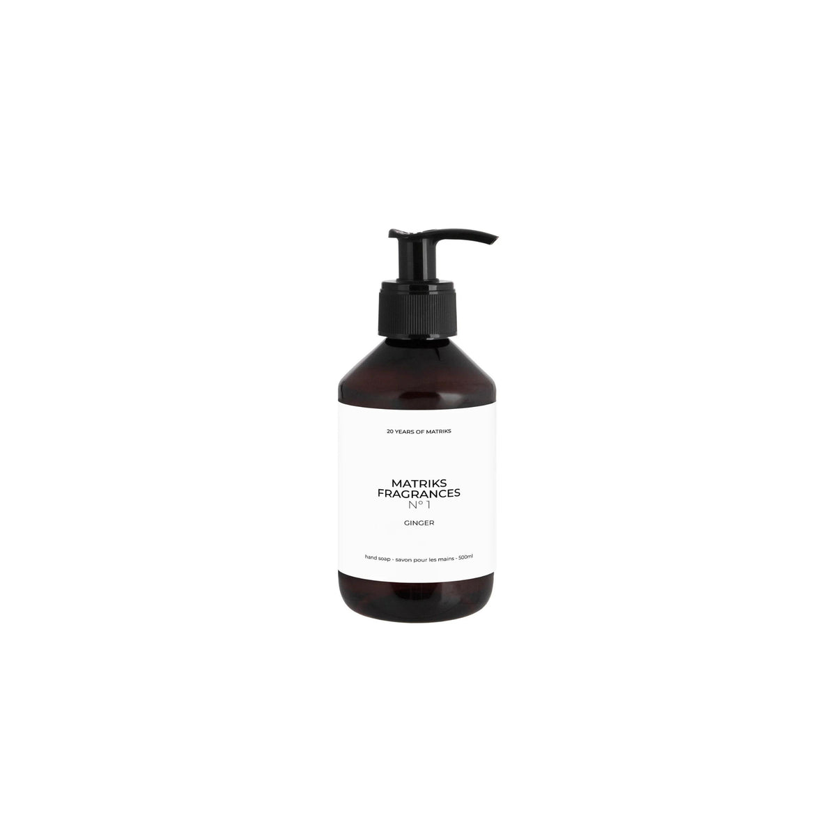 Een donkerbruine plastic pompflacon met een wit etiket met de tekst Matriks Fragrances Handzeep Gember 500 ml van Matriks Fragrances, met luxe handzeep met een verfijnde gembergeur, tegen een effen witte achtergrond.