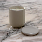 De Matriks Fragrances Geurkaars Keramiek Woodland Pine 270 g, een handgemaakte witte geurkaars in een simpel keramieken potje met deksel, brengt een vleug ambachtelijke charme, gemaakt in Antwerpen.