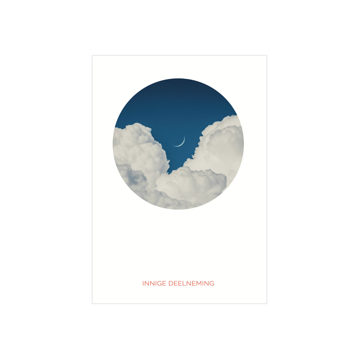 De Matriks Postkaart Cirkel Innige Deelneming Dubbel A6 van Matriks toont een maansikkel in een blauwe lucht met witte wolken, omlijst door een cirkel op wit. "Innige Deelneming" staat eronder in oranje tekst op dit serene condoleancekaart ontwerp.