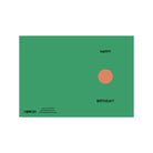 De Matriks JL Postkaart Happy Birthday Green Dubbel van Matriks is een groene kaart met een kleine oranje cirkel aan de rechterkant en "HAPPY" en "BIRTHDAY!" in zwart erboven en eronder. In de linkerbenedenhoek staan tekst en een barcode.