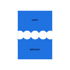 De Matriks JL Postkaart Happy Birthday Blue Dubbel heeft een blauwe rechthoek met "HAPPY" bovenaan, "BIRTHDAY!" onderaan en feestelijke witte overlappende cirkels - ideaal voor kaarten of je postkaartcollectie.