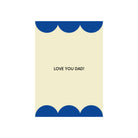 De Matriks JL Postkaart Love You Dad Dubbel van Matriks is een crèmekleurige kaart met blauw geschulpte randen en centrale "LOVE YOU DAD!" tekst, met grafisch ontwerp van de postkaartcollectie.