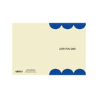 De Matriks JL Postkaart Love You Dad Dubbel van Matriks is crèmekleurig met blauwe halve cirkels langs de rechter boven- en onderkant, "LOVE YOU DAD!" midden rechts, en contactgegevens plus een streepjescode linksonder.