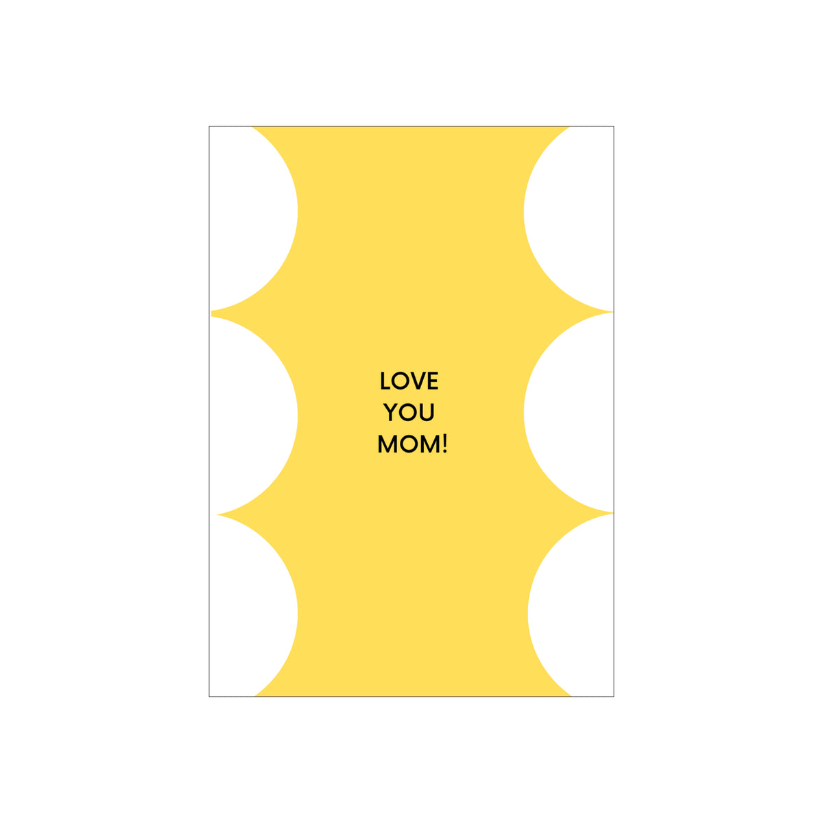 Een gele rechthoek met vier witte halve cirkels die aan de zijkanten zijn uitgesneden. In het midden staat de zwarte tekst LOVE YOU MOM! op een witte achtergrond - een perfecte Matriks JL Postkaart Love You Mom Dubbel voor kaarten of je postkaartcollectie.