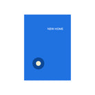 De Matriks JL Postkaart New Home Blue Dubbel van Matriks heeft een blauwe rechthoekige deur met een ronde deurknop en "NEW HOME" rechtsboven op een witte achtergrond - perfect voor je ansichtkaartencollectie of grafische ontwerpinspiratie.