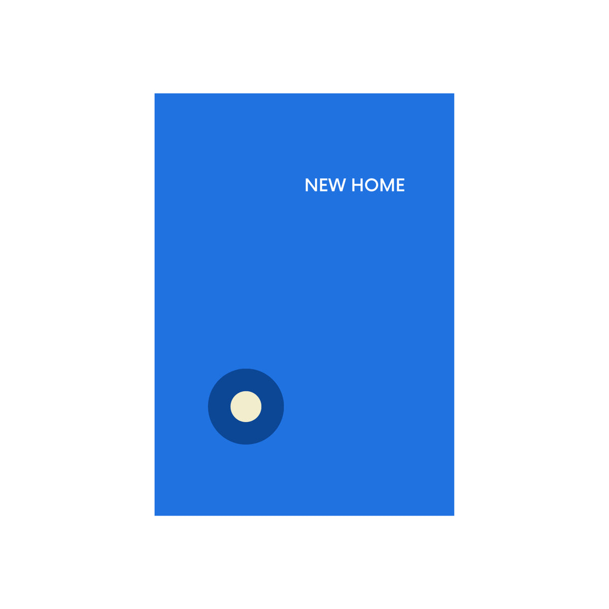 De Matriks JL Postkaart New Home Blue Dubbel van Matriks heeft een blauwe rechthoekige deur met een ronde deurknop en "NEW HOME" rechtsboven op een witte achtergrond - perfect voor je ansichtkaartencollectie of grafische ontwerpinspiratie.