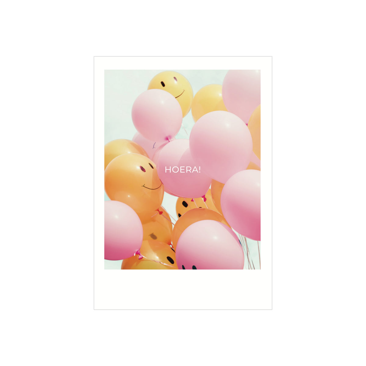 Een tros gele smileyballonnen en roze ballonnen zweven onder "HOERA!" op de Matriks Postkaart Polaroid Hoera Dubbel A6 van Matriks, perfect voor wenskaarten.