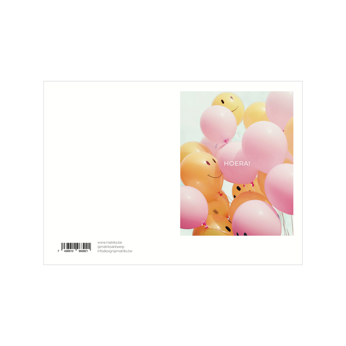 De Matriks Postkaart Polaroid Hoera Dubbel A6 wenskaart van Matriks toont vrolijke roze en oranje ballonnen met smileys en het woord HOERA! op de voorkant. Links staan een barcode en website-informatie.