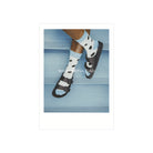 Een persoon in zwarte sandalen en lichtblauwe sokken met zwarte stippen zit op blauwe traptreden. "WONDERFUL DAD" is gedrukt op deze Matriks Postkaart Polaroid Wonderful Dad Dubbel A6 van Matriks.