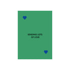 De Matriks JL Postkaart Sending Lots Of Love Dubbel heeft een groene rechthoek met blauwe hartjes linksboven en rechtsonder. In het midden staat de zwarte tekst "SENDING LOTS OF LOVE. Onderdeel van de Matriks postkaartcollectie van Julie Lindekens.
