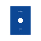 De Matriks JL Postkaart Thank You Navy Dubbel heeft een blauwe rechthoek met een witte cirkel in het midden en "THANK" erboven, "YOU!" eronder in witte tekst. Ontworpen door Julie Lindekens voor de grafische kaarten postkaartcollectie van Matriks.