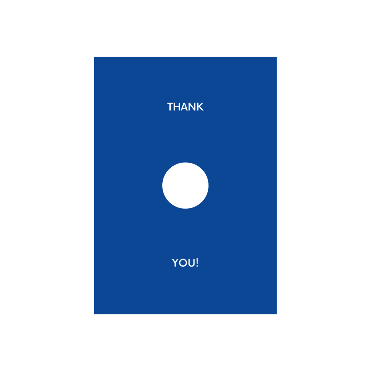 De Matriks JL Postkaart Thank You Navy Dubbel heeft een blauwe rechthoek met een witte cirkel in het midden en "THANK" erboven, "YOU!" eronder in witte tekst. Ontworpen door Julie Lindekens voor de grafische kaarten postkaartcollectie van Matriks.