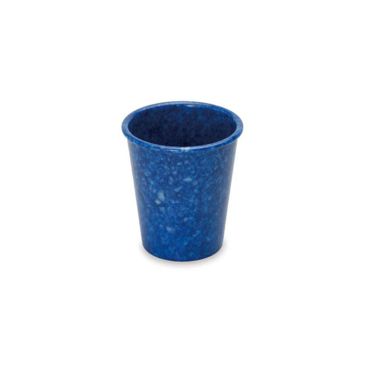 De Melamine Marbled Beker Navy van Melamine Marbled is een klein blauw melamine kopje met een gemarmerd patroon en licht uitlopende rand, weergegeven op een witte achtergrond.