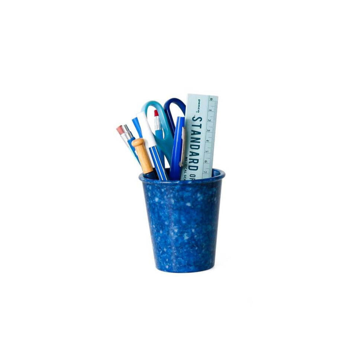 De Melamine Marbled Beker Navy van Melamine Marbled houdt pennen, potloden, scharen en een lichtblauwe liniaal rechtop - waardoor het een stijlvolle bureau-organizer is tegen elke witte achtergrond.