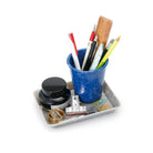 De Melamine Marbled Beker Navy van Melamine Marbled organiseert pennen, potloden, een liniaal en een markeerstift in stijl en zit in een zilverkleurig dienblad met een inktpot, puntenslijper, munten, paperclips en een ring.