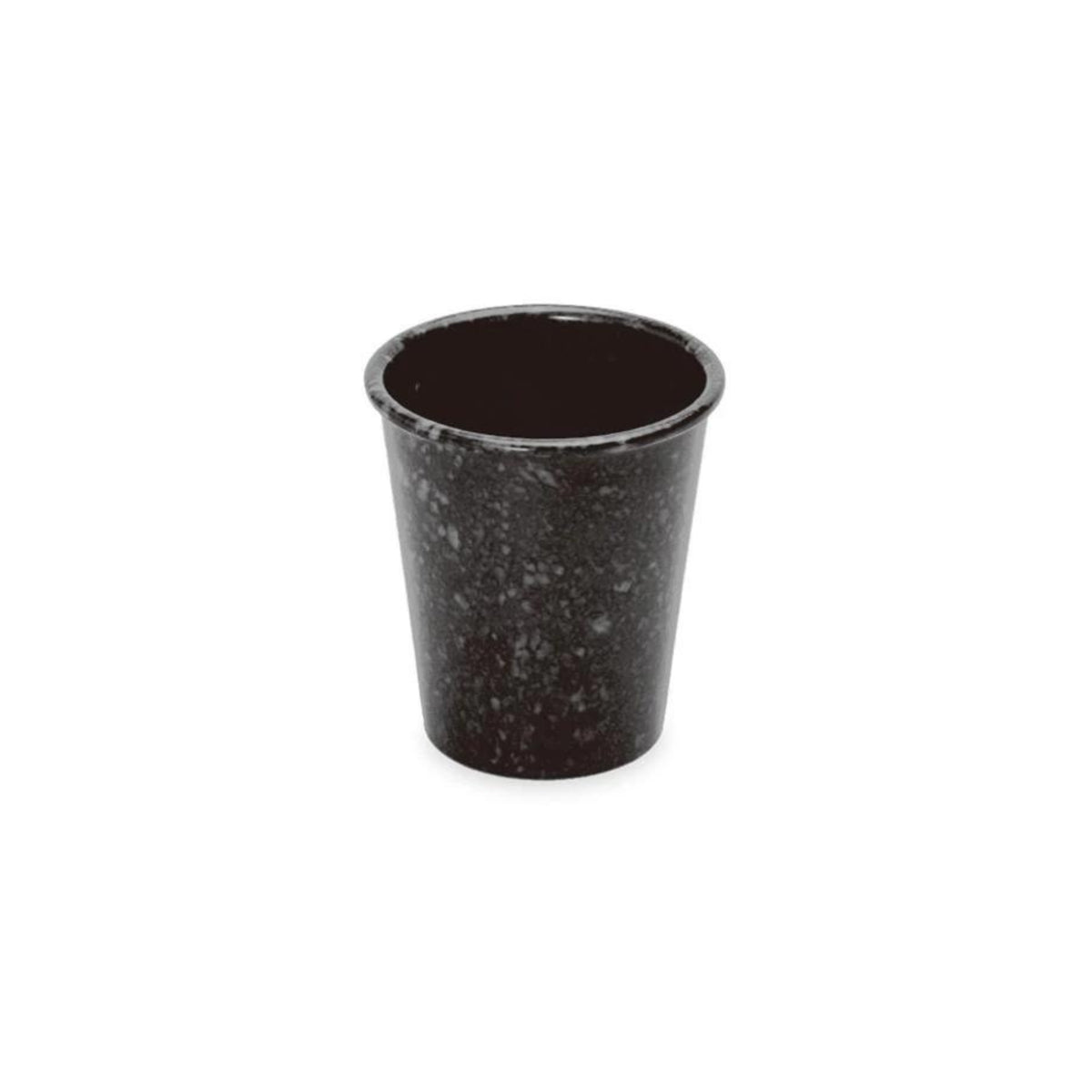 De Melamine Marbled Beker Zwart van Melamine Marbled is een kleine, zwarte beker van melamine met een licht uitlopende rand en een gemarmerd gespikkeld patroon, afgebeeld tegen een effen witte achtergrond.
