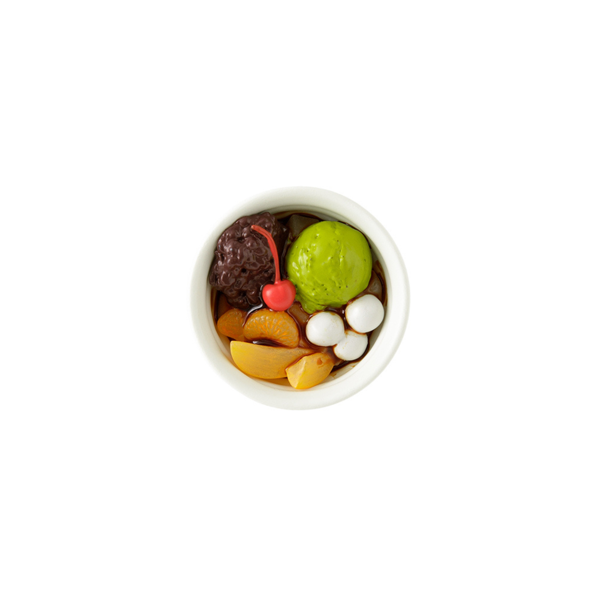 De Midori Miniatuur Magneet Anmitsu van Midori vangt perfect de charme van traditionele Japanse zoetigheden met zijn gedetailleerde ontwerp van matcha-ijs, rode bonenpasta, mochibolletjes, perzikschijfjes en een kers.