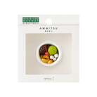 De Midori Miniatuur Magneet Anmitsu heeft een kleine, ronde magneet in de vorm van een Japanse dessertkom met kleurrijke toppings, weergegeven op een witte kaart met het label "Midori" en "Miniatuur Magneet Anmitsu". Ideaal voor fans van Japanse dessertmagneten!.