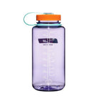 De Nalgene Drinkfles Brede Opening Amethyst 1L is een transparant paarse (amethyst) BPA-vrije fles met maataanduidingen, een oranje schroefdop, een lichtblauwe band en een brede opening voor gemakkelijk vullen en schoonmaken.