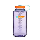 De Nalgene Drinkfles Brede Opening Amethyst 1L is een doorschijnende paarse BPA-vrije fles met een fel oranje dop, lichtblauwe band, brede opening en maataanduidingen. Het Nalgene logo staat op de voorkant; afgebeeld tegen een witte achtergrond.