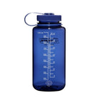 De Nalgene Drinkfles Brede Opening Denim 1L is een blauwe, BPA-vrije fles met schroefdeksel en handig lusje, voorzien van maatstrepen tot 1000 ml en het Nalgene-logo aan de zijkant.