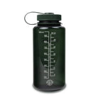 De Nalgene Drinkfles Brede Opening Jade 1L is een donkergroene, BPA-vrije fles met een schroefdeksel, draaglus en brede opening. De zijkant is voorzien van maataanduidingen in milliliters en ounces. Merk: Nalgene.
