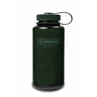 Een Nalgene Drinkfles Brede Opening Jade 1L staat rechtop op een witte achtergrond, met een schroefdeksel, draaglus en BPA-vrij label met het Nalgene logo en "Made in USA" tekst op de voorkant.