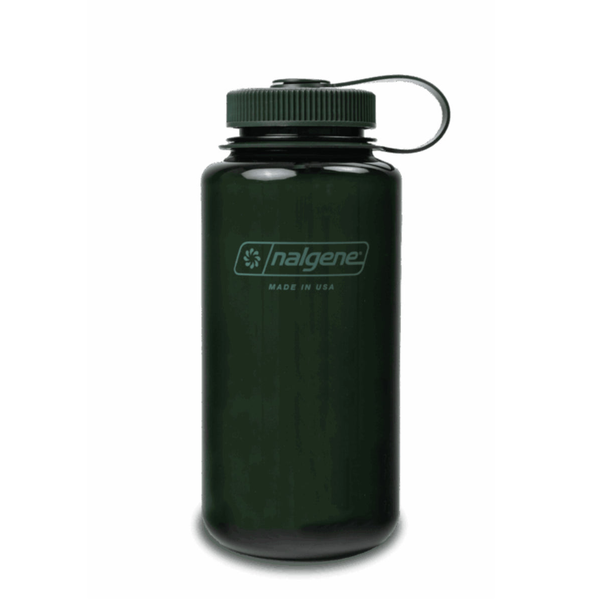 Een Nalgene Drinkfles Brede Opening Jade 1L staat rechtop op een witte achtergrond, met een schroefdeksel, draaglus en BPA-vrij label met het Nalgene logo en "Made in USA" tekst op de voorkant.