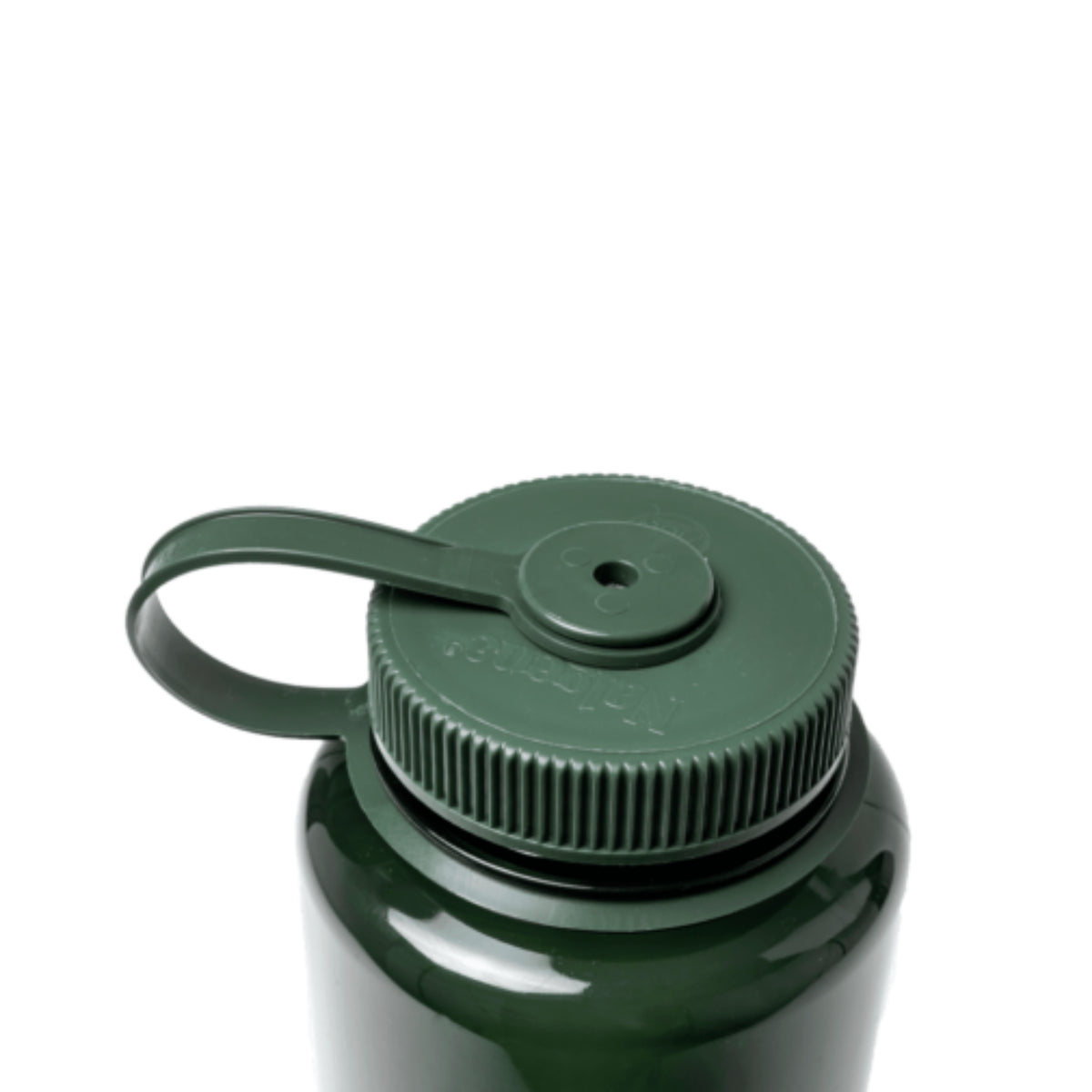 Een close-up van de Nalgene Drinkfles Brede Opening Jade 1L, een donkergroene BPA-vrije fles met een brede opening, schroefdeksel en handvat met lus van Nalgene, tegen een witte achtergrond - ideaal voor dagelijkse hydratatie.