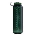 De Nalgene Drinkfles Brede Opening Jade 1,5L is een donkergroene BPA-vrije fles met een brede opening, schroefdeksel met draaglus en maatstrepen in milliliters en ounces.