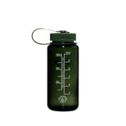 De Nalgene Drinkfles Brede Opening Jade 500 ml is een donkergroene BPA-vrije Tritan fles met brede opening, zwarte schroefdop en draagriem. Op de zijkant staat een witte maatverdeling in ml en ounces. De fles staat rechtop op een witte achtergrond.
