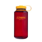 De Nalgene Drinkfles Brede Opening Laker 1L is een doorschijnende rode 1L fles met een brede opening, gele schroefdeksel, aangehechte lus, BPA-vrij, en voorzien van het Nalgene logo en "Made in USA" in het geel op de voorkant.