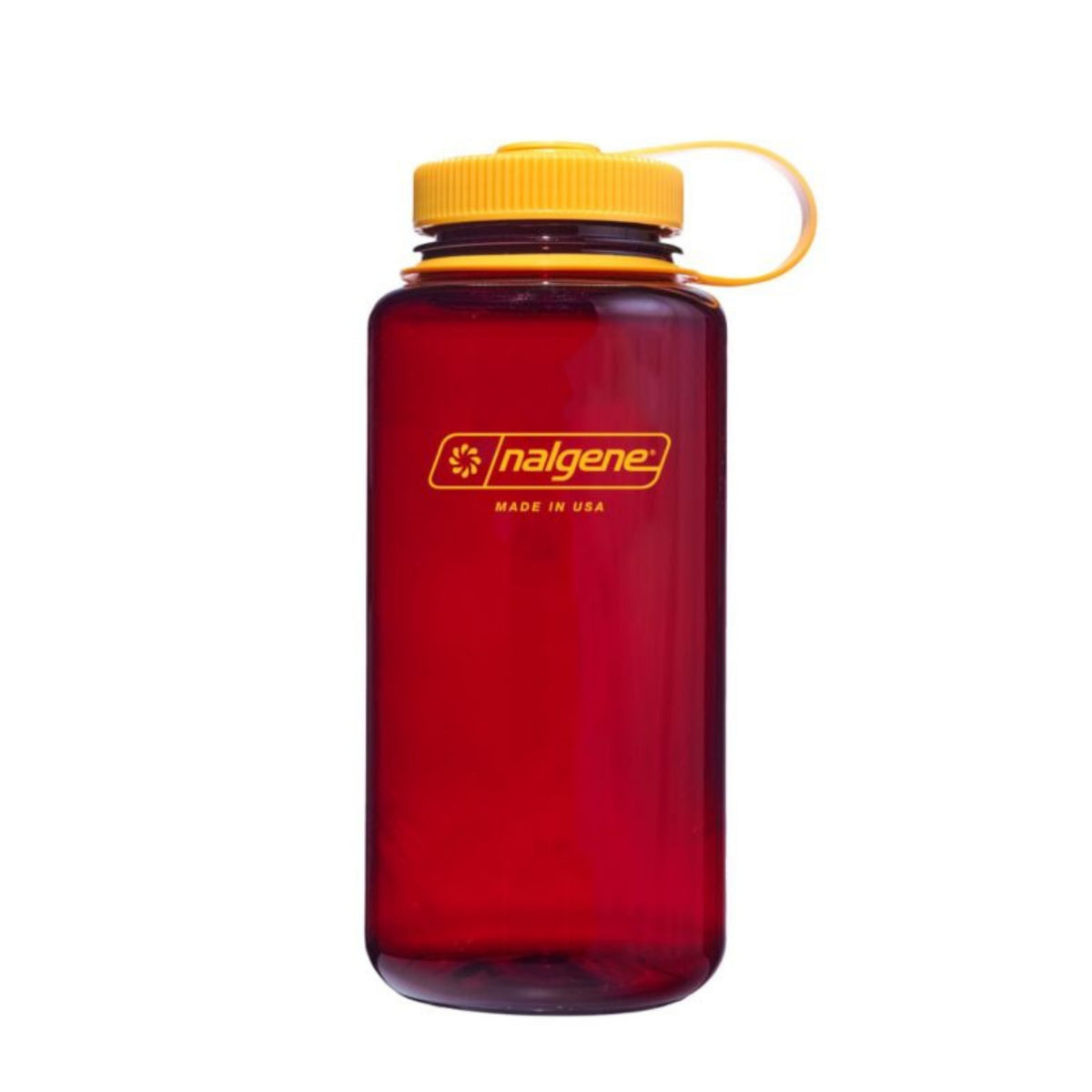 De Nalgene Drinkfles Brede Opening Laker 1L is een doorschijnende rode 1L fles met een brede opening, gele schroefdeksel, aangehechte lus, BPA-vrij, en voorzien van het Nalgene logo en "Made in USA" in het geel op de voorkant.