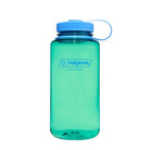 Een pastelgroene Nalgene Drinkfles Brede Opening 1L met een blauwe schroefdop en bevestigde lus. De BPA-vrije fles heeft het Nalgene-logo en "Made in USA" op de voorkant, en staat leeg rechtop.