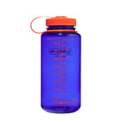 De Nalgene Drinkfles Brede Opening Periwinkle 1L heeft een oranje deksel, maataanduidingen in ml en oz, is gemaakt van BPA-vrij Tritan, heeft een brede opening en is voorzien van een lus om hem gemakkelijk mee te nemen.