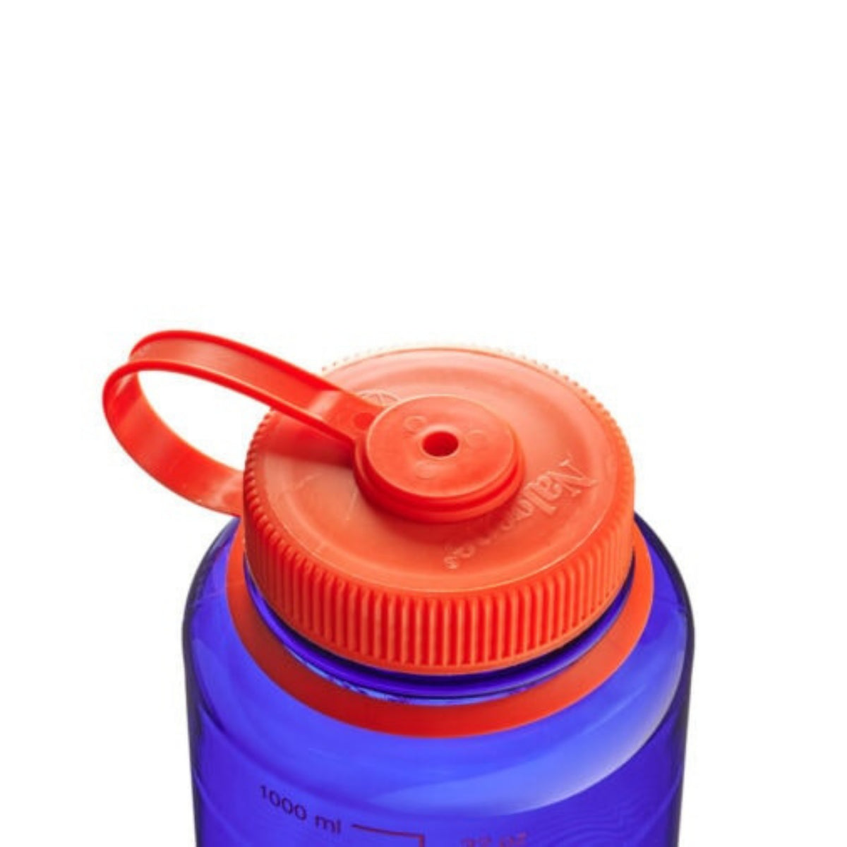 Een close-up van de Nalgene Drinkfles Brede Opening Periwinkle 1L met een felrode schroefdeksel en een handvat met lus. Deze BPA-vrije Tritan fles van Nalgene zorgt voor veilige, duurzame hydratatie. Afgebeeld tegen een witte achtergrond.
