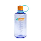De Nalgene Drinkfles Smalle Opening Amethyst 1L is een BPA-vrij Tritan flesje met maatverdeling, een oranje schroefdop, lichtblauwe draaglus en het Nalgene-logo op de voorkant.
