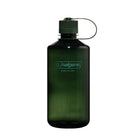 De Nalgene Drinkfles Smalle Opening Jade 1L is een donkergroene, transparante 1L fles gemaakt van BPA-vrij Tritan Renew, met maataanduidingen, een schroefdop met lus en het Nalgene logo op de voorkant.